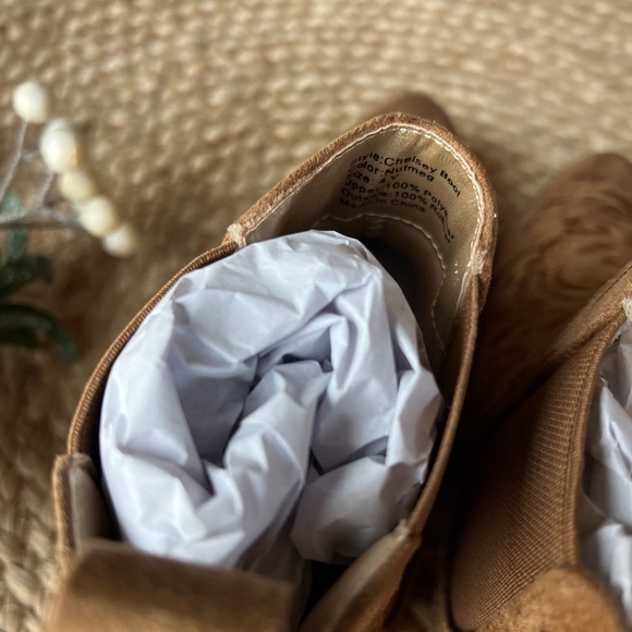 NIB Chelsey Boot in Nutmeg Y4 - Picture 12 of 16